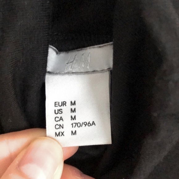 Plain black turtleneck from H&M - Picture 2 of 4